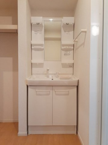 シャンティＢの洗面所|ゆったりとスペースのある洗面所