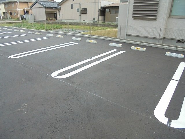 ア・ピアチェーレⅡの駐車場|駐車場完備です