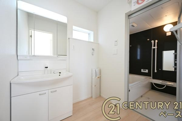 クレイドルガーデン杏町 ８号棟 ／新築一戸建の独立洗面台|■現地撮影写真■三面鏡タイプのミラーキャビネット！収納スペースも豊富です！