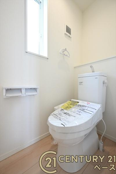 クレイドルガーデン杏町 ８号棟 ／新築一戸建のトイレ|■現地撮影写真■従来品と比べ約７０％も節水タイプのトイレです！１階・２階共にウォシュレット付き！■