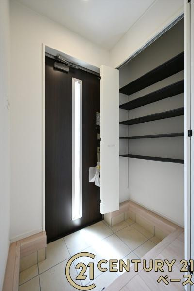 クレイドルガーデン杏町 ８号棟 ／新築一戸建の玄関|■現地撮影写真■玄関には大容量シューズボックス完備！