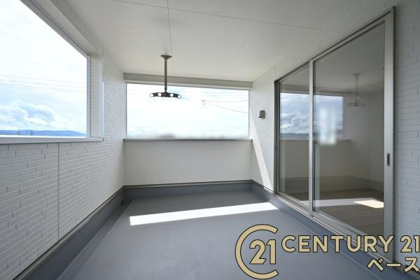 クレイドルガーデン杏町 ８号棟 ／新築一戸建のバルコニー|■現地撮影写真■日当たりのよい広々とした南向きバルコニー！洗濯物もよく乾きます！
