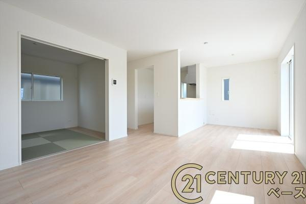 クレイドルガーデン杏町 ８号棟 ／新築一戸建の居間・リビング|■現地撮影写真■ご家族でくつろいでいただける約１７帖の広々としたリビング！