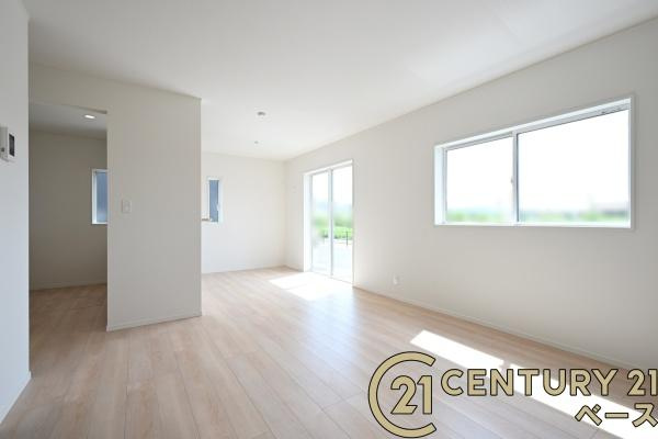 クレイドルガーデン杏町 ８号棟 ／新築一戸建の居間・リビング|■現地撮影写真■窓ガラスは気密性を高めるペアガラスを採用！結露防止にも効果的です！