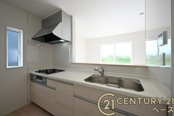 クレイドルガーデン杏町 ８号棟 ／新築一戸建のキッチン|■現地撮影写真■家族とのコミュニケーションがとりやすい人気のカウンターキッチン！