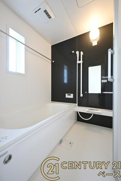 クレイドルガーデン杏町 ８号棟 ／新築一戸建の浴室|■現地撮影写真■ゆったり１坪サイズ！足を伸ばしての入浴は疲れも癒してくれます！