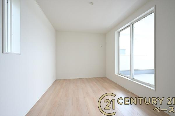 クレイドルガーデン杏町 ８号棟 ／新築一戸建の洋室|■現地撮影写真■日当たりのよい明るい雰囲気の洋室です！