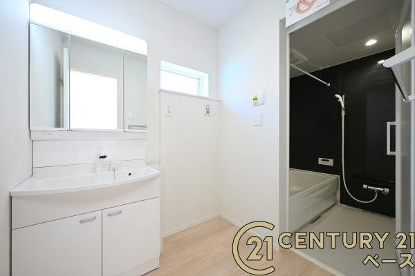 クレイドルガーデン石上町 ／新築一戸建の独立洗面台|■現地撮影写真■三面鏡タイプのミラーキャビネット！収納スペースも豊富です！