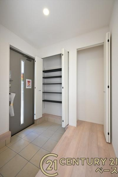 クレイドルガーデン石上町 ／新築一戸建の玄関|■現地撮影写真■すっきりとした明るい玄関が家族やお客様を迎えてくれます！