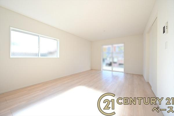 クレイドルガーデン石上町 ／新築一戸建の居間・リビング|■現地撮影写真■大きな窓から柔らかい光が射し込みます。