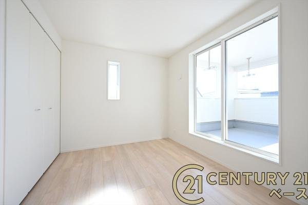 クレイドルガーデン石上町 ／新築一戸建の洋室|■現地撮影写真■バルコニーに面した開放感のあるお部屋です！