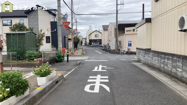 草加市北谷2丁目　中古一戸建ての前面道路含む現地写真