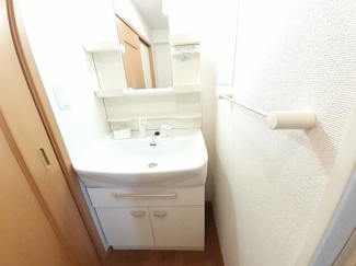 【洗面所】 | ドマーニⅠ | 明るい洗面所です