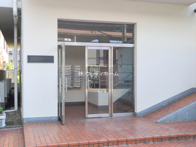 新越谷ハウス　中古マンションのエントランス