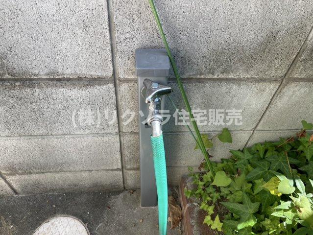 高柳4丁目　中古一戸建ての設備|玄関前水栓
■物件内覧・資金計画相談・住宅ローン相談、リフォーム相談、お問合せ受付中■
※当日・翌日のご内覧、ご相談はお電話でのお問合せがスムーズです！