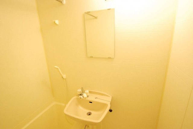 レオパレスエスペランサＣの内装|明るい色調の室内です