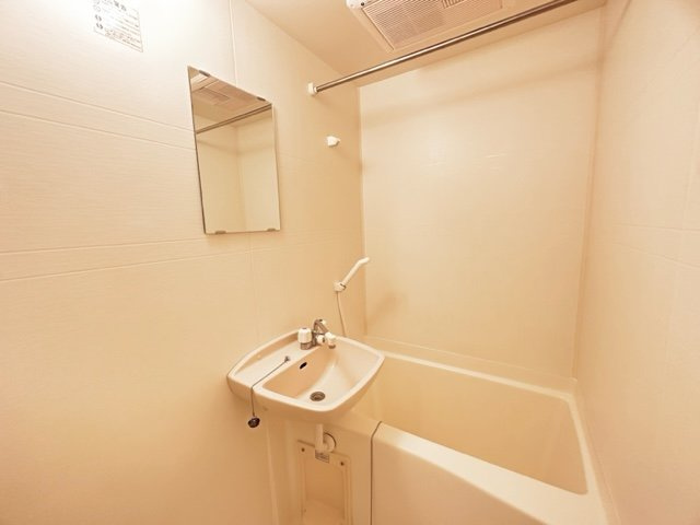 レオパレスフローリッシュの浴室|お風呂で日々の疲れを落としましょう