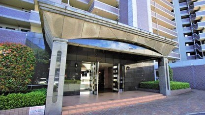 エバーライフネアシティ久留米弐番館のエントランス|車寄せが可能で、ご家族の乗り降りも便利です。