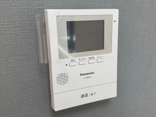 入間市牛沢町リノベーション中古戸建ての防犯設備|来訪者を大きなモニターでしっかり確認することが出来るTVモニター付きインターホンは、お留守番中のお子様の強い味方です。みえる安心をカタチにしました。
