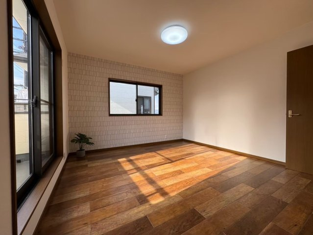 入間市牛沢町リノベーション中古戸建ての洋室|どのお部屋も最大限広く使えるよう全居室に収納を完備！最大限に過ごしやすくて快適に寛げるようなシンプル・ナチュラルな空間に仕上げました☆
