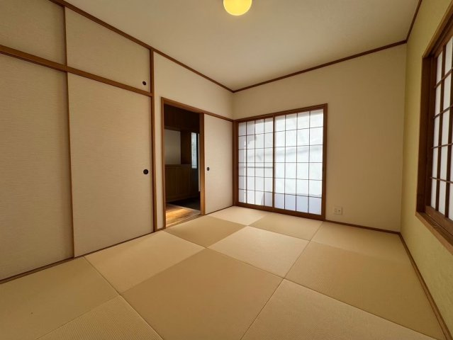 入間市牛沢町リノベーション中古戸建ての和室|心がホッと落ち着く和室をご用意しました！床が柔らかいので小さいお子様のプレイルームや、ご両親が泊まりに来た時の客間としてなど、様々な用途で使える万能なお部屋です☆
