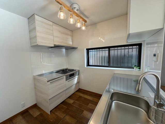 入間市牛沢町リノベーション中古戸建てのキッチン|３口コンロ付！火力が目で分かり微調整がしやすいです！また、同時に調理ができるため効率よく調理が可能でお料理の品も増えそうですね！
