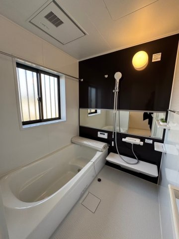 入間市牛沢町リノベーション中古戸建ての浴室|一日の疲れを癒してくれるお部屋の中のオアシスは、魅力的な快適空間。これなら、１日の疲れをとってくれそう。浴室に窓がついているので、湿気に困ることもなさそうです。オートバスもついており、準備も楽々。
