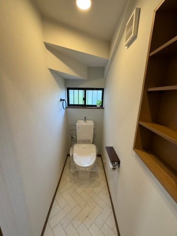 入間市牛沢町リノベーション中古戸建てのトイレ|毎日使いやすい便利な仕様の温水洗浄トイレは、掃除がしやすくいつも清潔な空間に保てます♪
