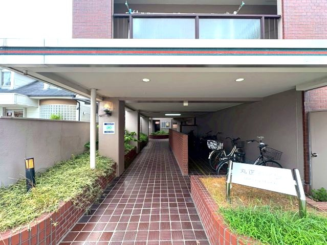 丸正ハイツのエントランス