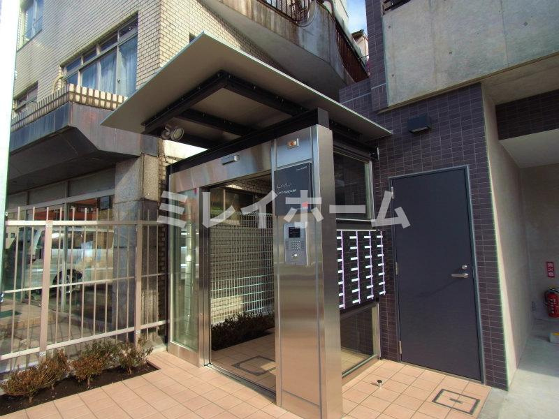 リブリ・K & W 上池台のエントランス