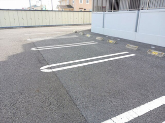 【駐車場】 | カシリ・エスポワール | 車をお持ちの方に嬉しい駐車場付きの物件です