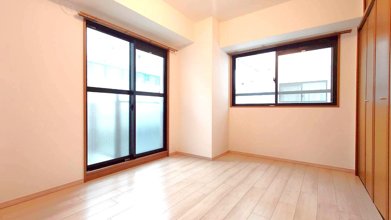 徒歩９分圏内に２沿線利用ＯＫ◆２０２５年９月リフォーム完了の美室◆シンフォニー桃山の洋室|洋室