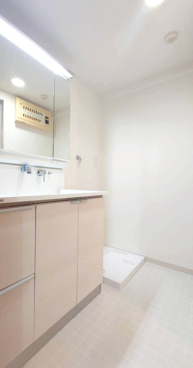 徒歩９分圏内に２沿線利用ＯＫ◆２０２５年９月リフォーム完了の美室◆シンフォニー桃山の洗面所|独立洗面台、洗濯機置場