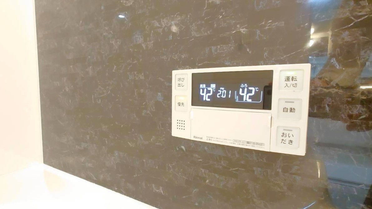 徒歩９分圏内に２沿線利用ＯＫ◆２０２５年９月リフォーム完了の美室◆シンフォニー桃山の浴室|浴室リモコン