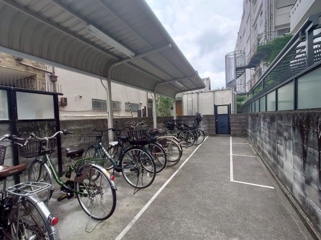 徒歩９分圏内に２沿線利用ＯＫ◆２０２５年９月リフォーム完了の美室◆シンフォニー桃山の駐輪場|駐輪場