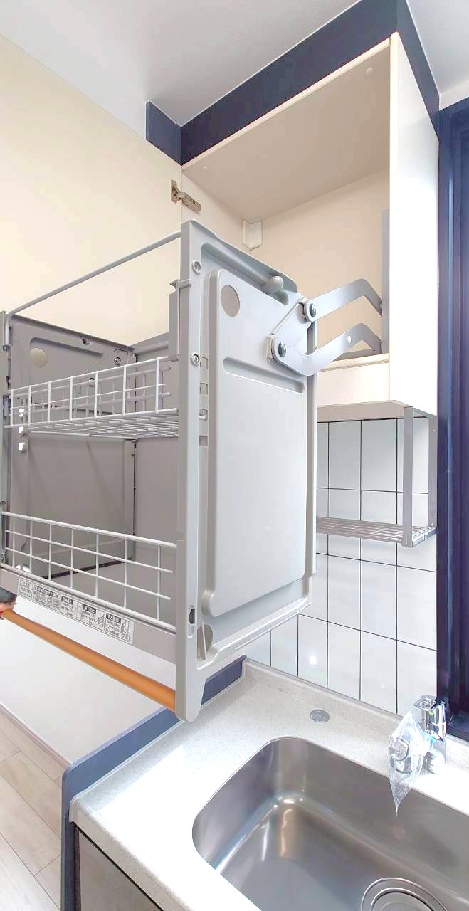 徒歩９分圏内に２沿線利用ＯＫ◆２０２５年９月リフォーム完了の美室◆シンフォニー桃山のキッチン|昇降棚