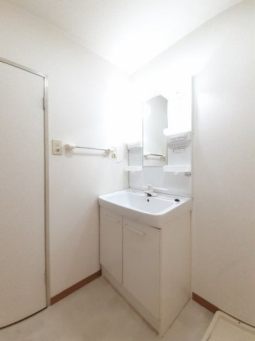 アーバン落合の洗面所|ゆったりとスペースのある洗面所