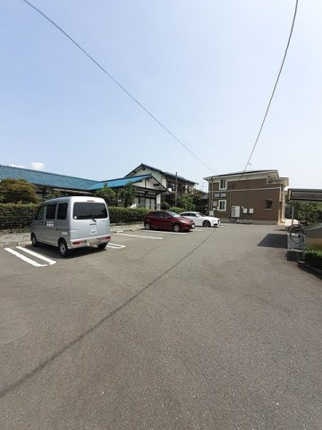 レジデンス　Ｋの駐車場|駐車場があるので、車を買う予定の方も安心です