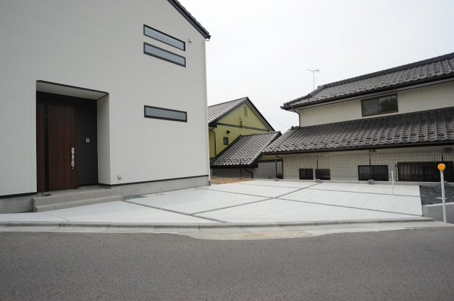 安茂里杏花台　建売住宅　2号棟の駐車場