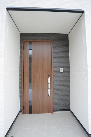 安茂里杏花台　建売住宅　2号棟の玄関