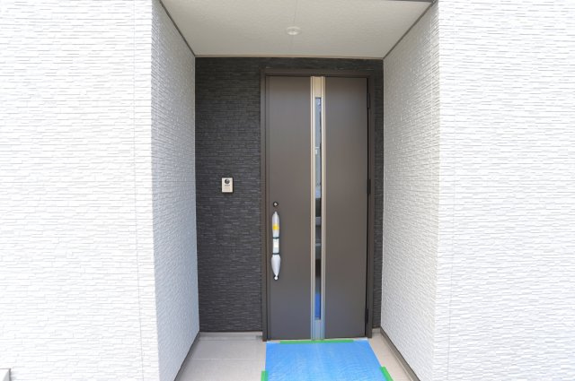 安茂里杏花台　建売住宅　1号棟の玄関