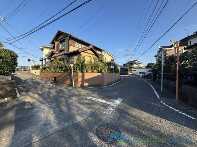 厚木市毛利台2丁目　中古戸建の前面道路含む現地写真