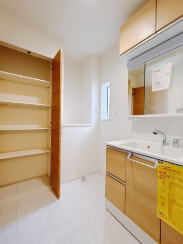 【新築戸建】高崎市箕郷町上芝の独立洗面台|■洗面室（1号棟）｜洗面所には可動棚付きのリネンスペースを設けました。着替えやタオル、買い置きの洗剤をたくさんしまえる空間です。