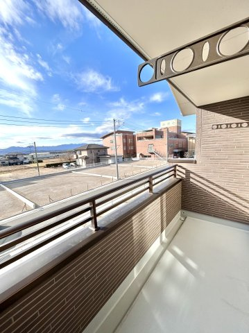 【新築戸建】高崎市箕郷町上芝のバルコニー|■バルコニー（1号棟）｜プライバシーが守られたインナーバルコニーは、くつろぎの空間としても、アウトドアの空間としても活躍をしてくれます。