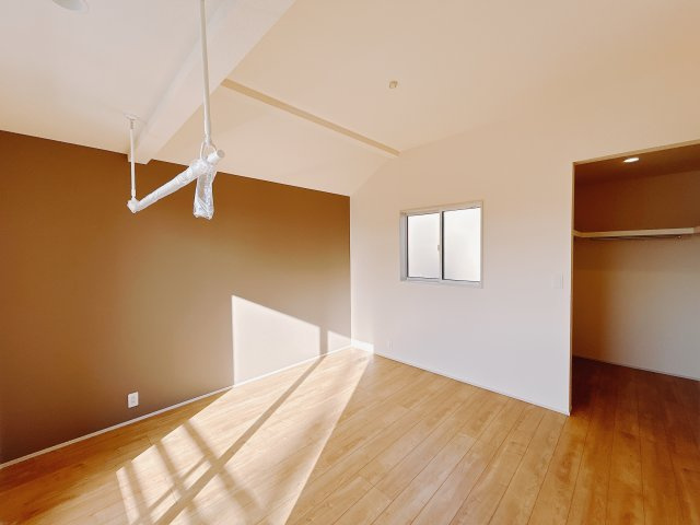 【新築戸建】高崎市箕郷町上芝の寝室|■主寝室（1号棟）｜寝室にはアクセントクロスをあしらい、ホテルのような落ち着いた空間を演出しました。南向きなので陽当りも良く、朝は爽やかな陽射しがお部屋を包みます☆