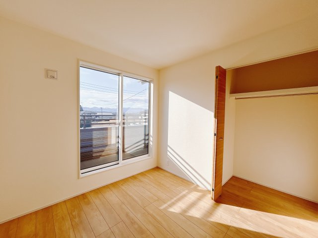 【新築戸建】高崎市箕郷町上芝の洋室|■2階洋室（1号棟）｜2階各居室には収納をご用意しています♪常にお部屋を綺麗に保てます！小さなお子様も自然とお片付けができるようになるのでうれしいですよね！