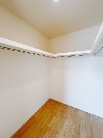 【新築戸建】高崎市箕郷町上芝の収納|■WIC（1号棟）｜主寝室には夢のウォークインがございます♪お洋服やバッグだけでなく、増えていくお洋服やご家族での思い出の品もしっかりと収納します( ＾＾ )