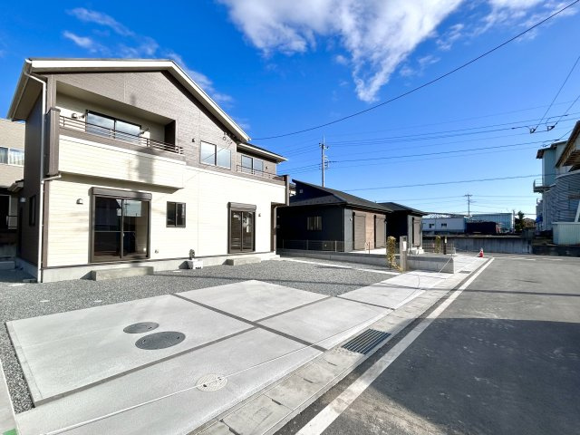 【新築戸建】高崎市箕郷町上芝の外観|■外観（1号棟）｜土日のご見学はもちろん、平日・夜間のご案内も大歓迎です♪「今から見たい」や「仕事終わりに見たい」にもご対応できますのでお気軽にお問い合わせください♪