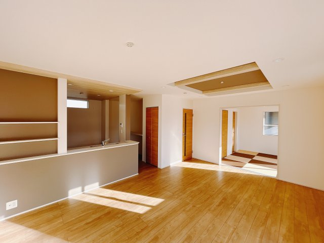 【新築戸建】高崎市箕郷町上芝の居間・リビング|■リビング（1号棟）｜時の流れと共に陽射しは装いを変え空間に新たな彩りを与えます。一日中家に居ても飽きることなく過ごすことができる素敵な空間です♪