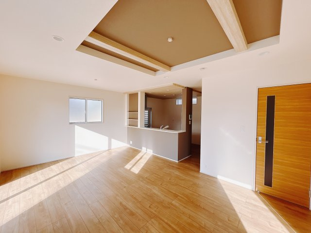 【新築戸建】高崎市箕郷町上芝の居間・リビング|■リビング（1号棟）｜陽当たり良好のリビングダイニング♪賃貸では叶わなかった、お友達とのホームパーティや大音量で映画やテレビを楽しむことができます(*^^*)